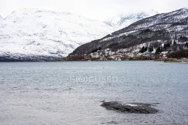 Incredibile paesaggio marino nordico con montagne e villaggio — Foto stock