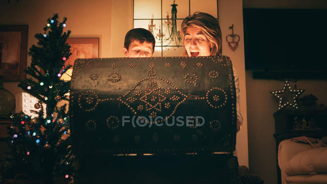 Мати з сином відкривають магічну скриню на Різдво. — стокове фото
