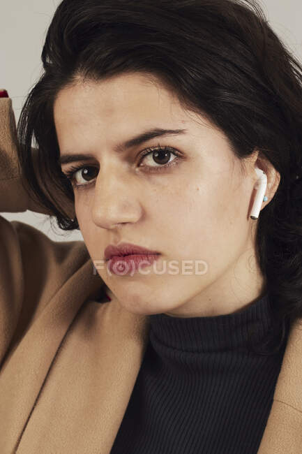 Woman with earbuds in studio — Stock Photo