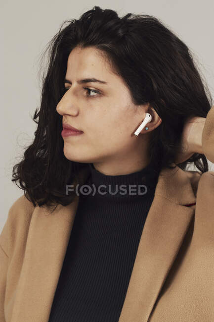 Frau mit Ohrhörern im Studio — Stockfoto