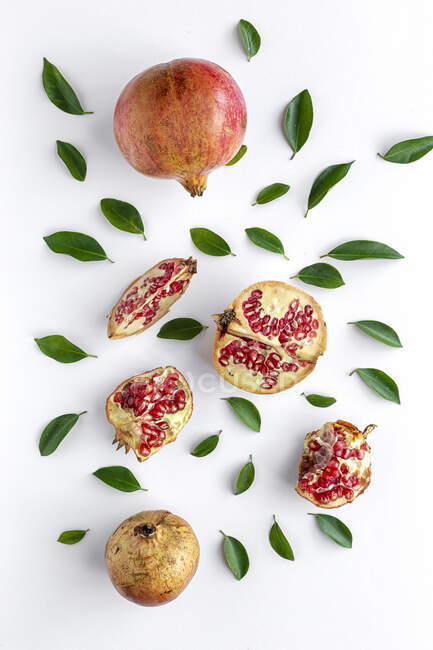 Frischer, saisonaler Granatapfel von oben auf weißem Hintergrund. Gesunde Ernährung Detox. Flache Lage — Stockfoto