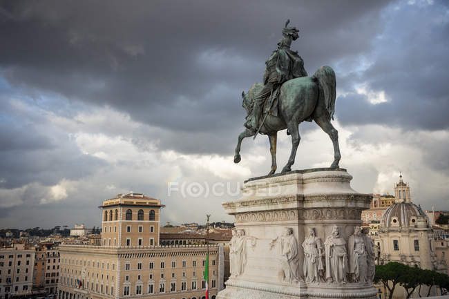 Exterior de monumento antigo com estátua equestre em Roma, Itália — Fotografia de Stock
