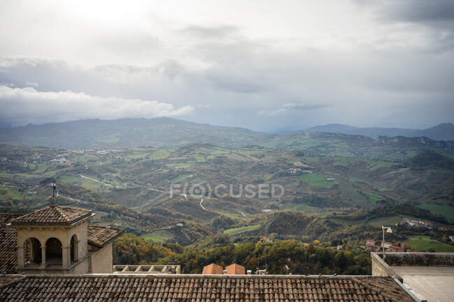 De acima da paisagem surpreendente do vale verde com jardins e estradas do castelo no alto em San Marino, Itália — Fotografia de Stock