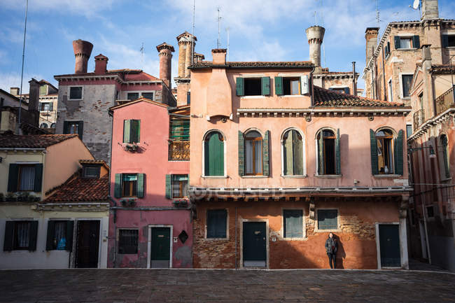 Colorati edifici antichi con stretti vicoli sulla strada vuota della città e cielo blu sullo sfondo — Foto stock