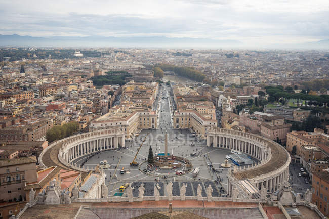 Сверху красивого древнего города с античной архитектурой зданий с голубым небом на заднем плане в Ватикане в Риме — стоковое фото