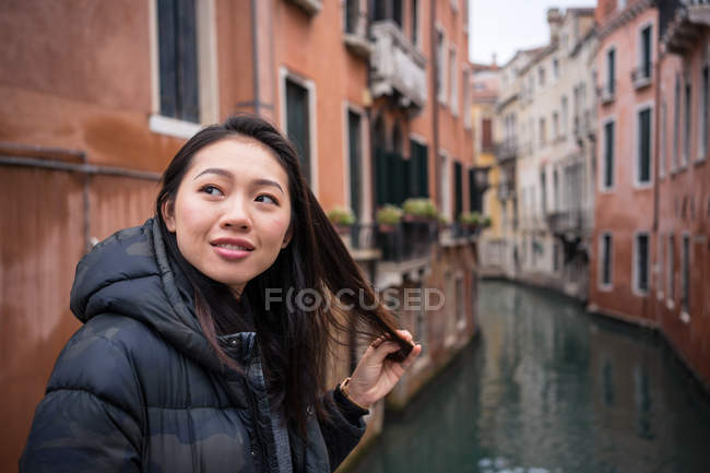 Mujer asiática descansando satisfecha explorando la ciudad vieja con vías navegables - foto de stock