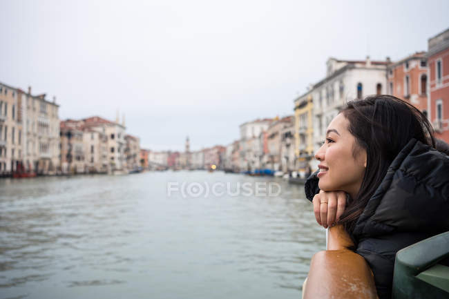 Mulher asiática em férias ob ferryboat em waterline na cidade — Fotografia de Stock