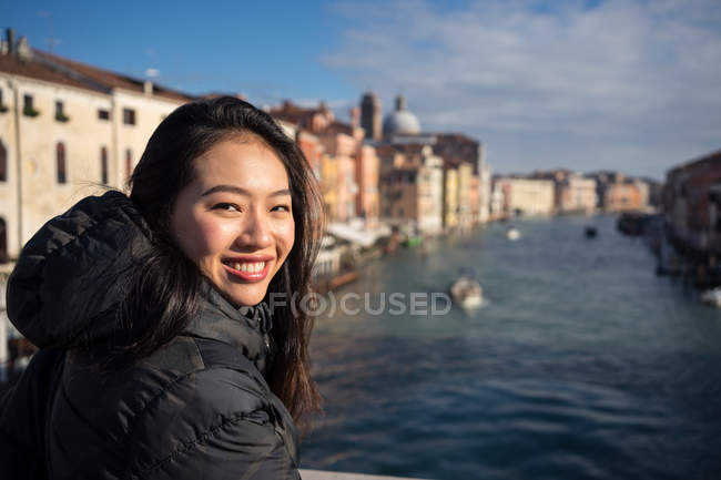 Mulher asiática em férias ob ferryboat em waterline na cidade — Fotografia de Stock