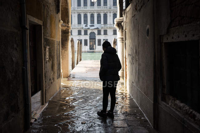 Жінка прогулюється по кам'яній алеї — стокове фото