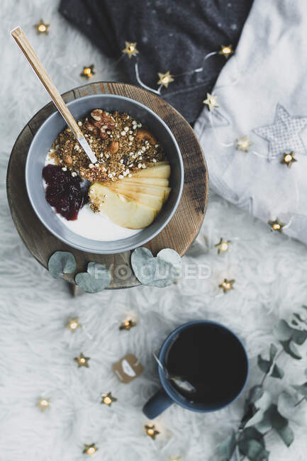 Smoothie bowl on wooden board with cup of tea — Stock Photo