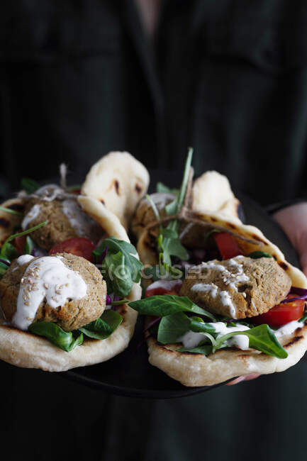 Falafel and fresh vegetables in pita bread. — Stock Photo