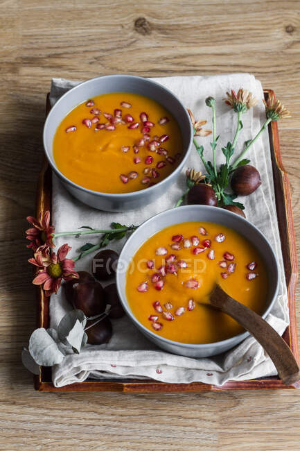 Served bowls of delicious pumpkin soup — Stock Photo