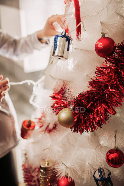 Schwangere richtet Weihnachtsbaum ein — Stockfoto