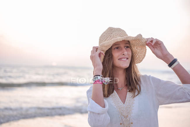 Mulher encantadora em vestido branco claro na praia ondulada — Fotografia de Stock