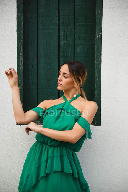 Mulher descalça apoiada na parede da casa — Fotografia de Stock