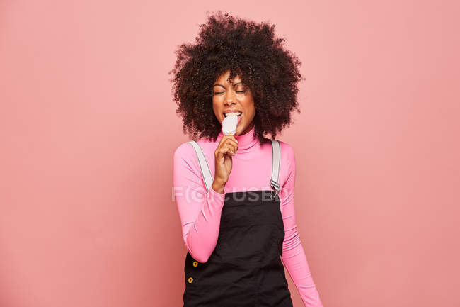 Femme drôle avec crème glacée sur bâton debout sur le studio — Photo de stock