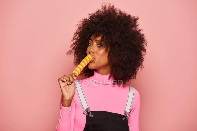 Mulher engraçada com sorvete olhando para a câmera — Fotografia de Stock