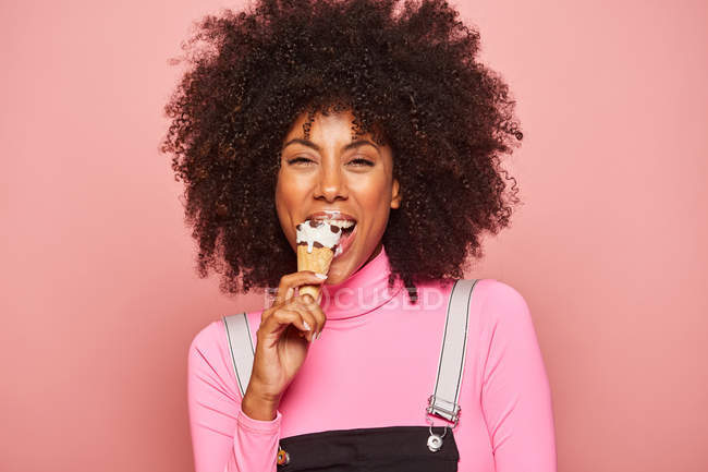 Смешная женщина с мороженым смотрит в камеру — стоковое фото
