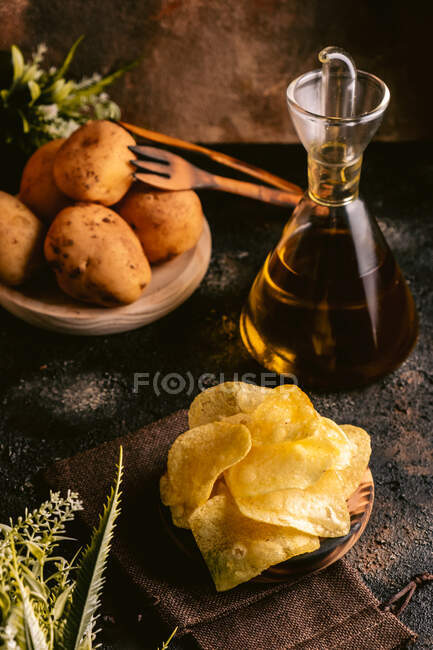 Sacchetto patatine fritte e patate fritte sul tavolo — Foto stock
