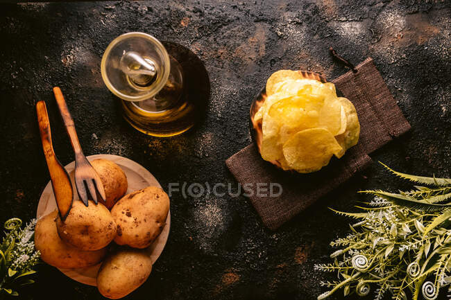 Sacchetto patatine fritte e patate fritte sul tavolo — Foto stock
