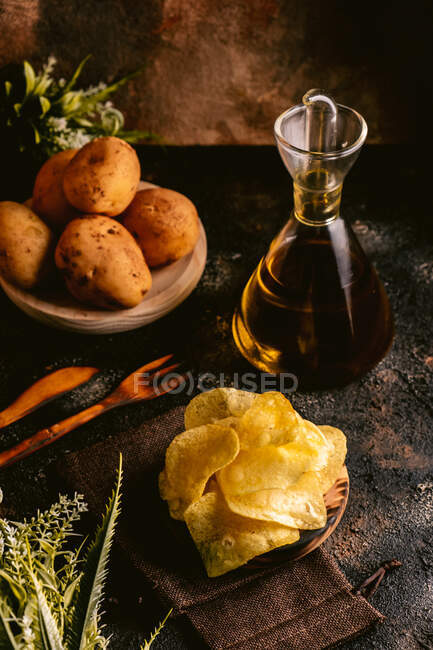 Bolsa de papas fritas y papas fritas en la mesa - foto de stock