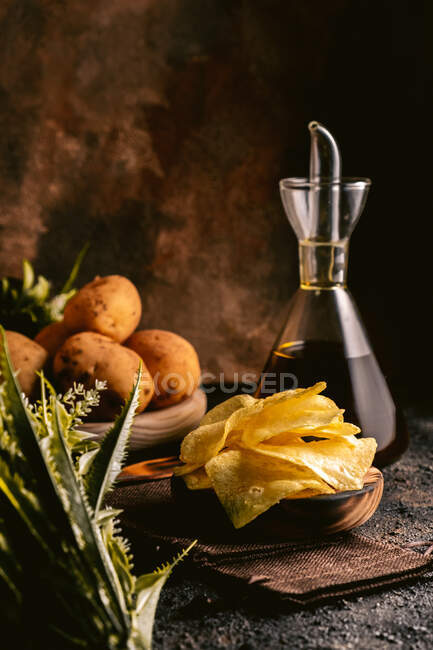 Sachet de frites et de pommes de terre sur la table — Photo de stock