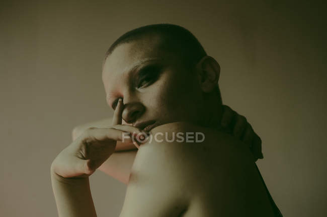Сексуальная обнаженная лысая женщина в темной студии — стоковое фото