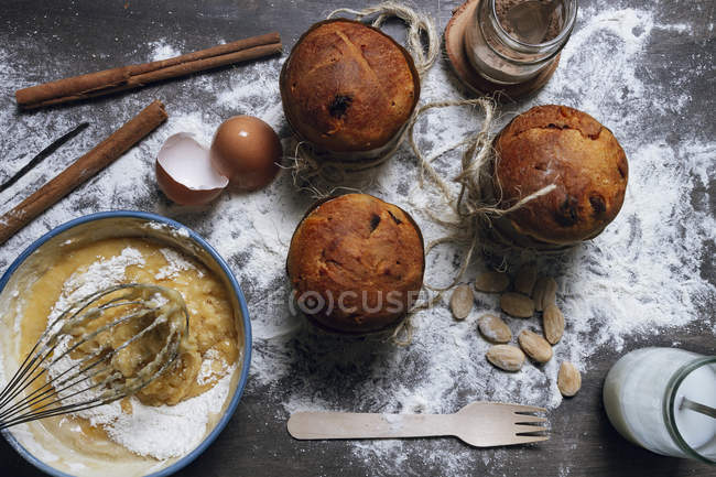 Продукти змішування хліба в керамічній мисці під час приготування тіста для типового різдвяного панеттону на столі — стокове фото