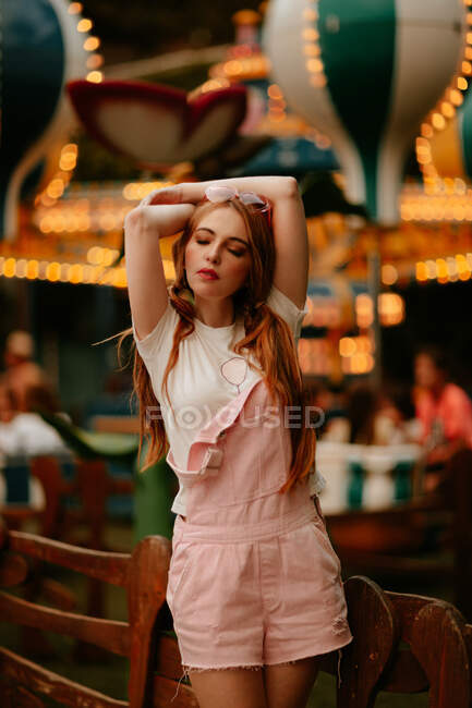 Elegante adolescente de pie en el parque de atracciones - foto de stock