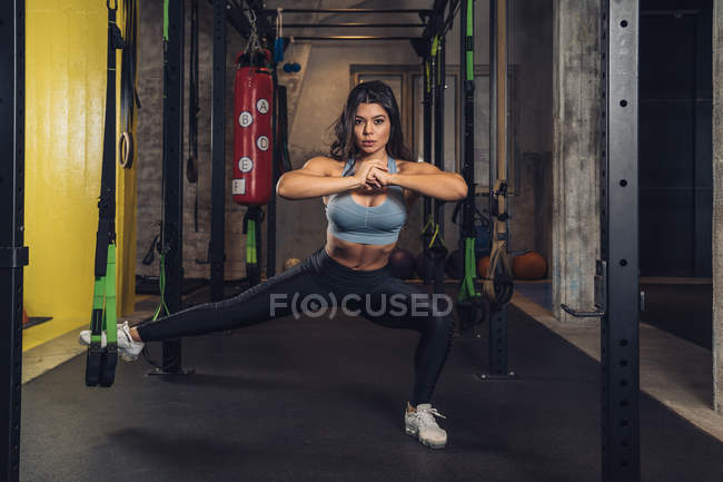 Женщина тянет веревки и тренируется в спортзале — стоковое фото