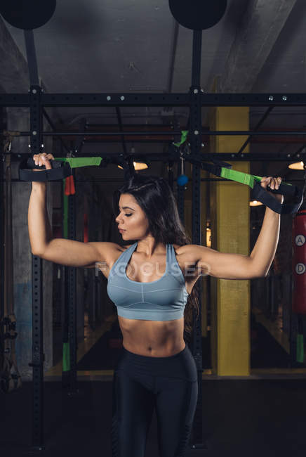 Frau zieht Seile und trainiert im Fitnessstudio — Stockfoto