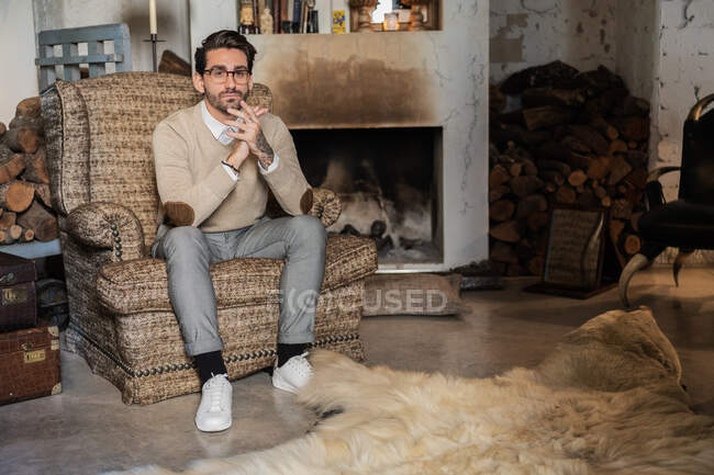 Homme d'affaires adulte pensif reposant dans une maison de campagne confortable — Photo de stock