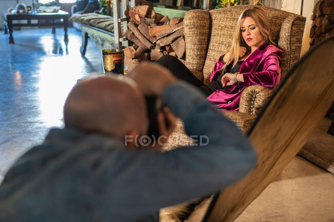 Professionelle Fotograf Shooting mit Kamera sinnlich selbstbewusste Frau im Inneren des gemütlichen Landhauses — Stockfoto