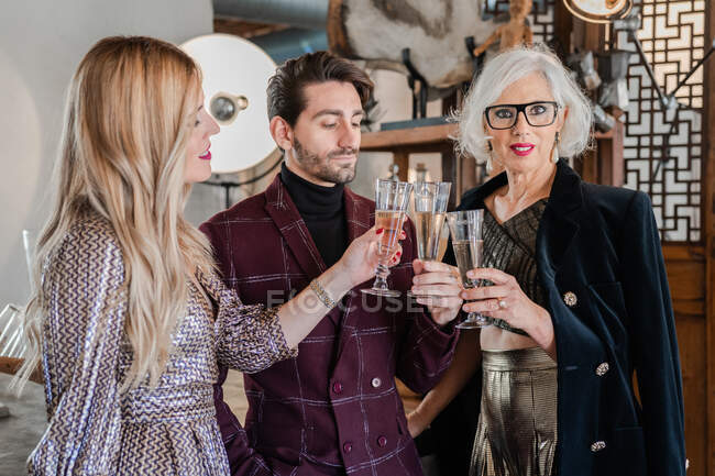 Elegantes parceiros de negócios brindam com flauta de champanhe enquanto celebram o sucesso — Fotografia de Stock