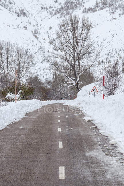 Estrada de inverno com neve no norte da Espanha Montanhas — Fotografia de Stock