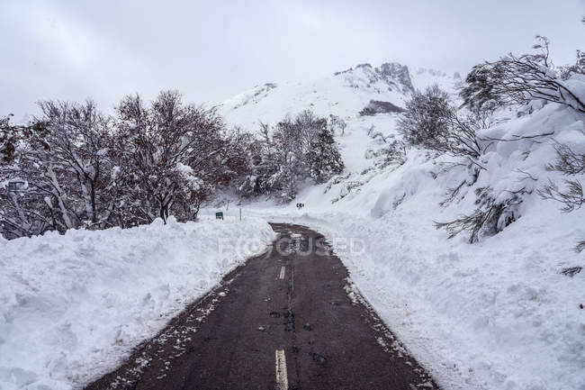 Estrada de inverno com neve no norte da Espanha Montanhas — Fotografia de Stock