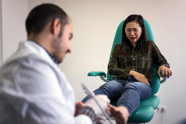 Лікар подіатрії з використанням ультразвукового сканера — стокове фото