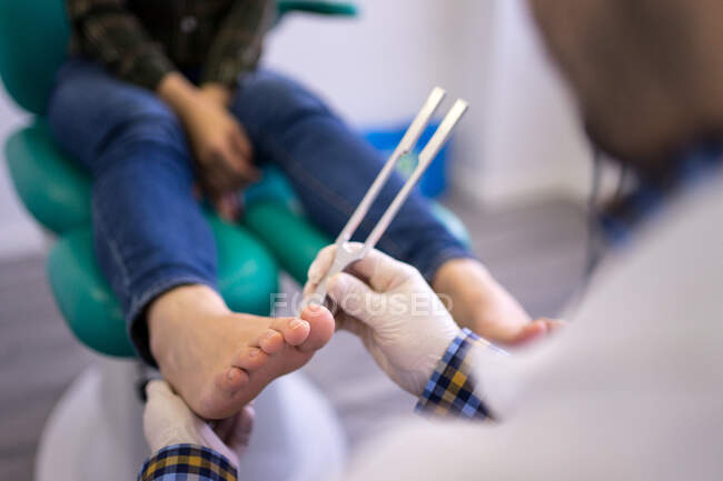 Врач-ортопед лечит ногу пациента — стоковое фото