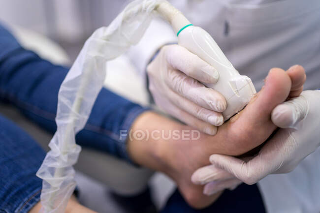Médico de podología usando escáner de ultrasonido - foto de stock