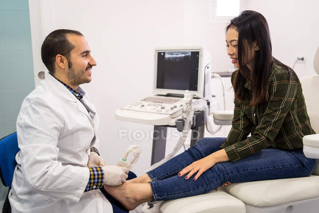 Medico di podologia con scanner ad ultrasuoni — Foto stock