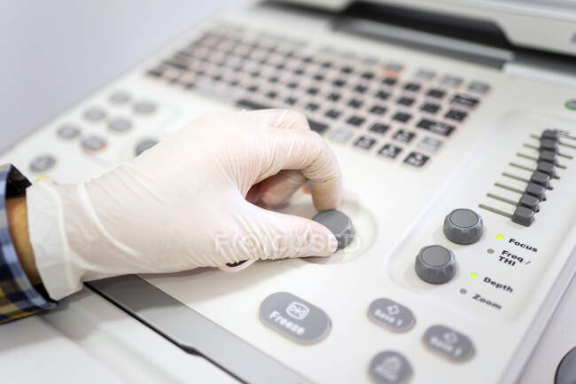 Doctor using ultrasound diagnostic equipment — Stock Photo