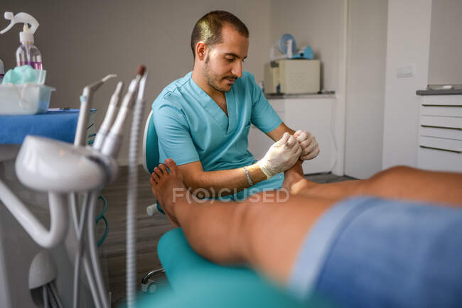 Процедура ортопеда с пациентом — стоковое фото