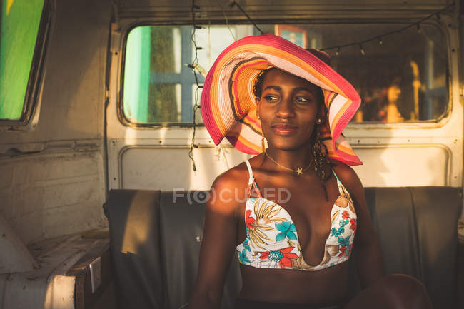 Felice donna afroamericana seduto al volante della macchina — Foto stock