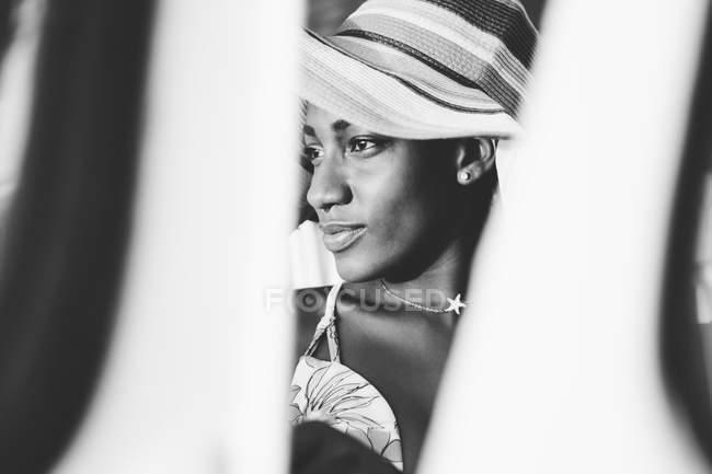 Щаслива афроамериканка сидить за кермом. — стокове фото