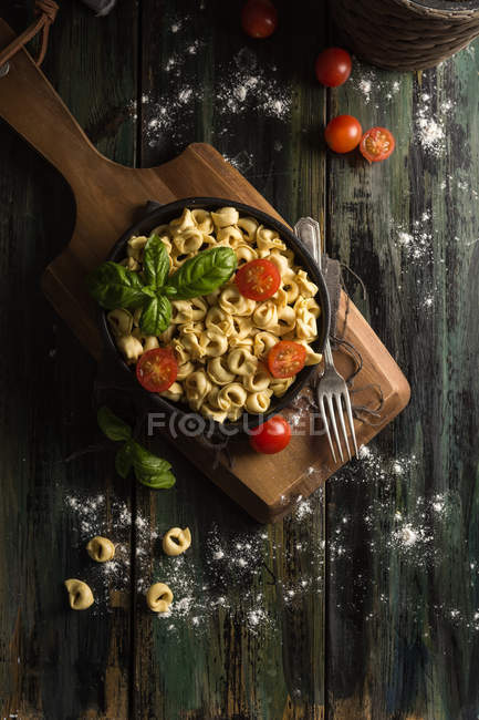 Ravioli fatti in casa con basilico e pomodori — Foto stock