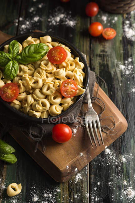 Hausgemachte Ravioli mit Basilikum und Tomaten — Stockfoto
