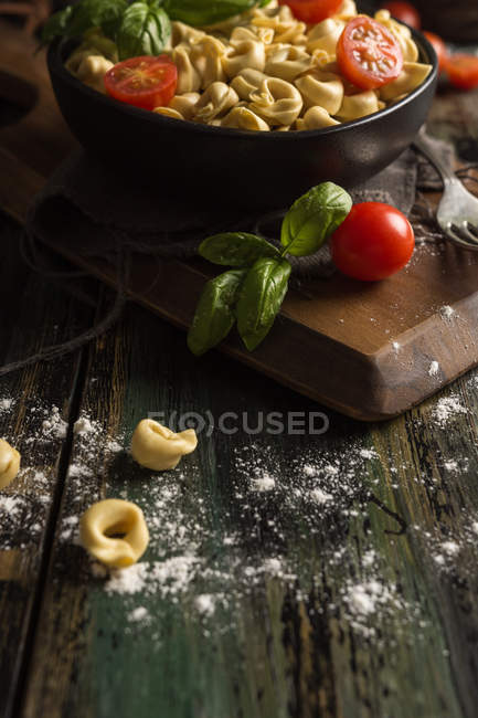 Домашние равиоли с базиликом и помидорами — стоковое фото