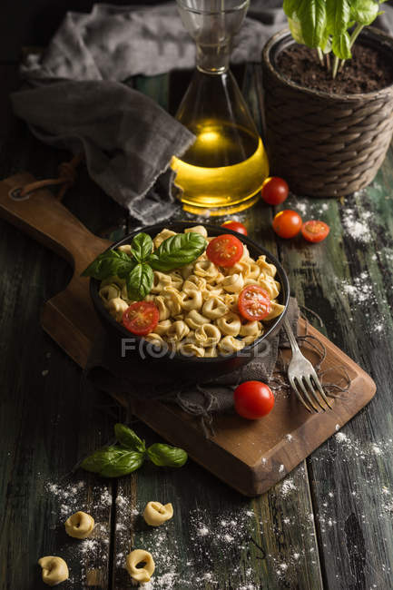 Домашние равиоли с базиликом и помидорами — стоковое фото