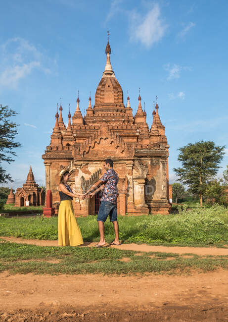 Romantic couple standing in front of old temple — Stock Photo