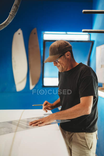Artesanato fazendo prancha de surf em oficina — Fotografia de Stock